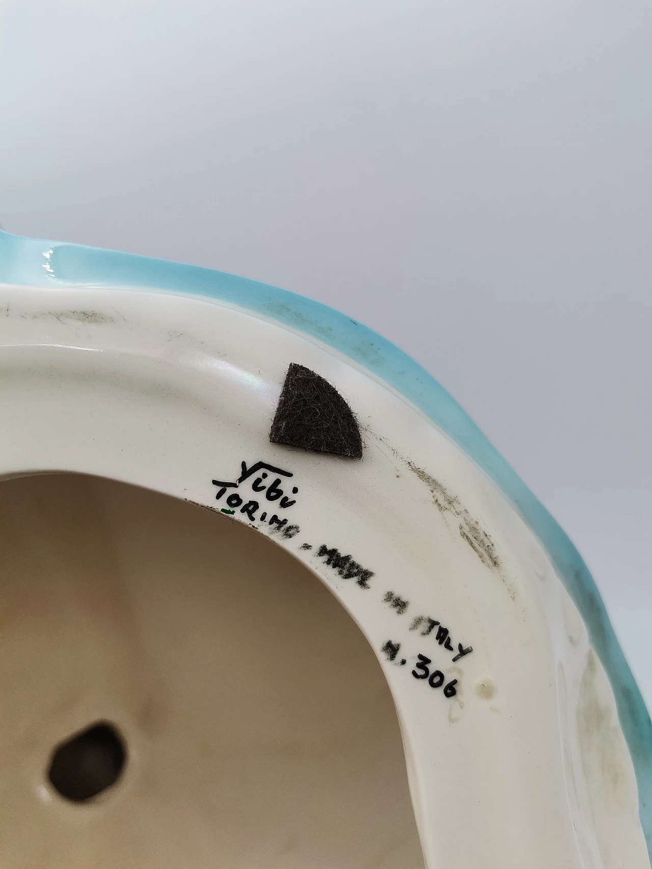 Bambina con recipiente in ceramica di VI.BI Torino, anni '50 3