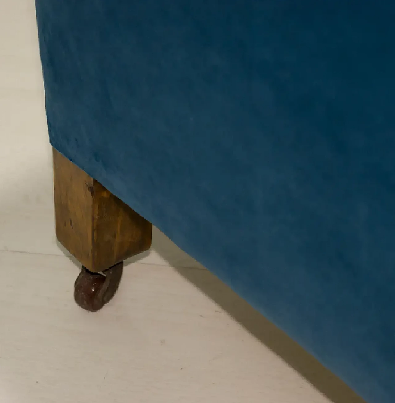 Coppia di poltrone in rovere e velluto blu, fine '800 12