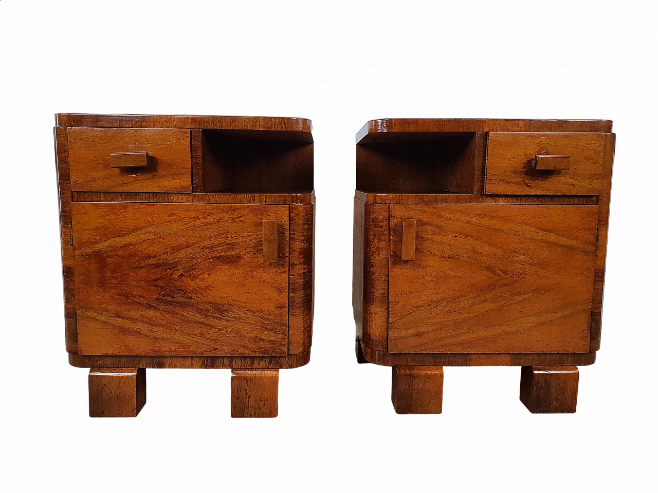 Pair of Art Deco bedside tables in walnut burl with curved profiles, 1940s 33