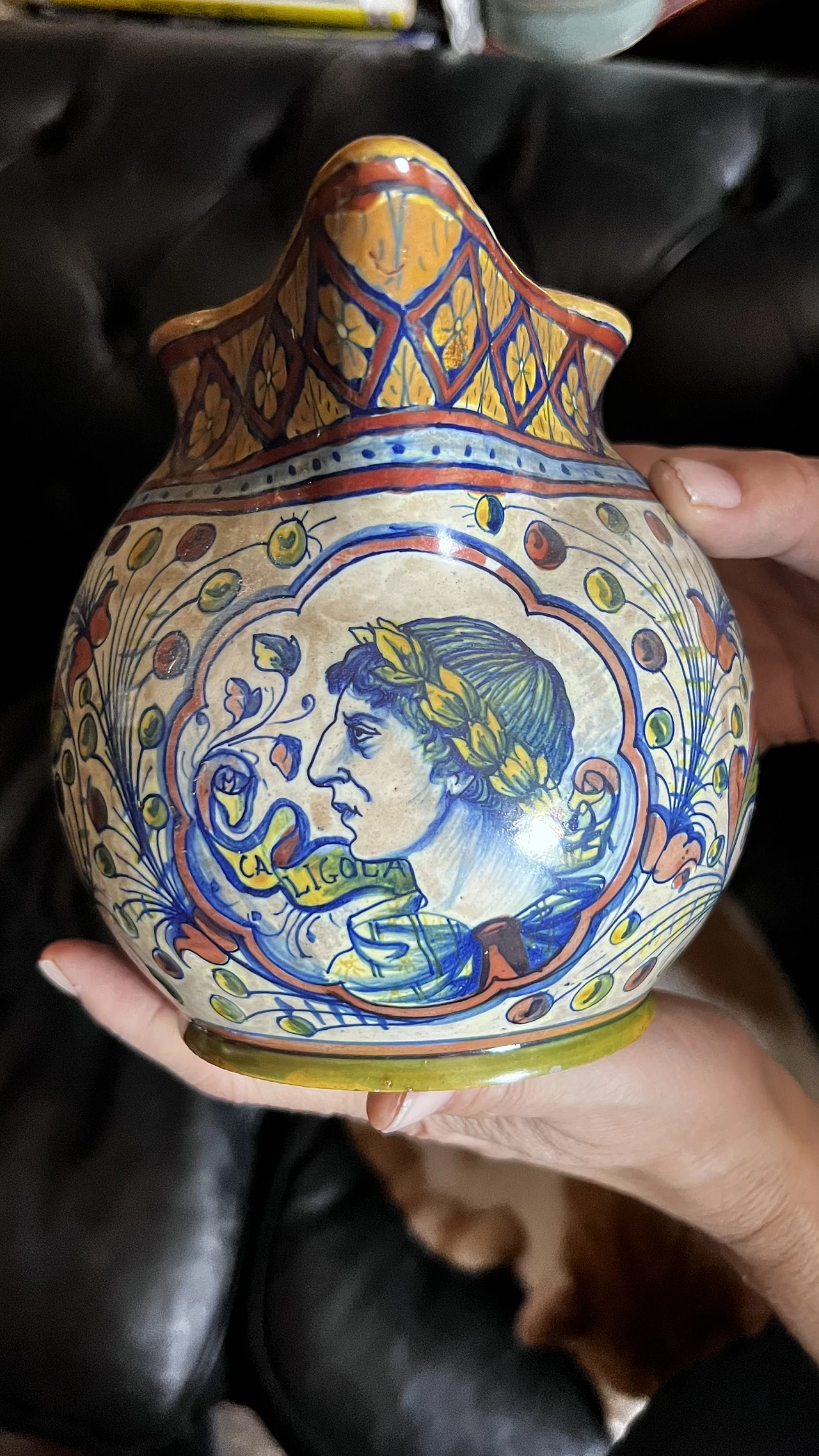 Brocca in ceramica con Caligola di Deruta, anni '30 2
