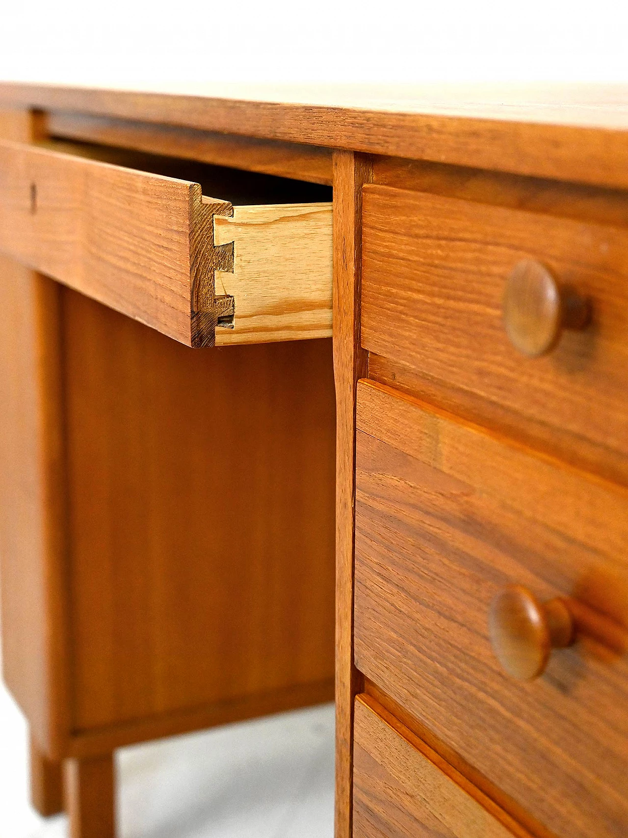 Scrivania svedese in teak con cassetti e scaffalatura, anni '60 8