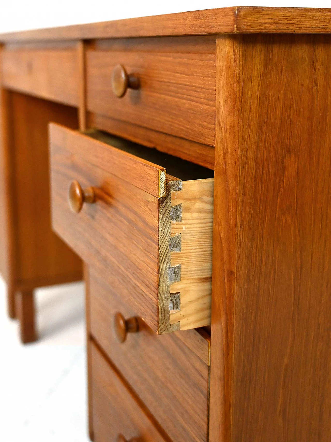 Scrivania svedese in teak con cassetti e scaffalatura, anni '60 9