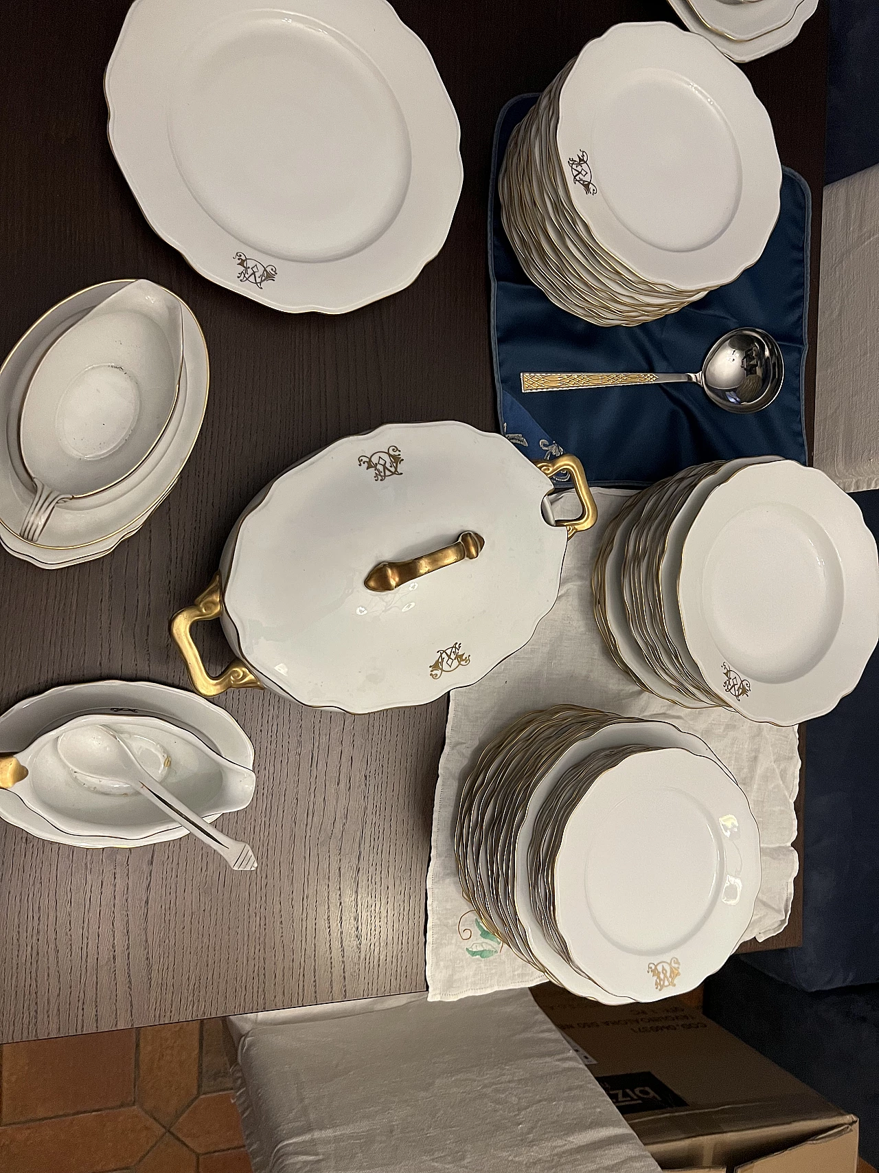 Servizio da tavola in porcellana con dettagli in oro 24 carati, inizio '900 3