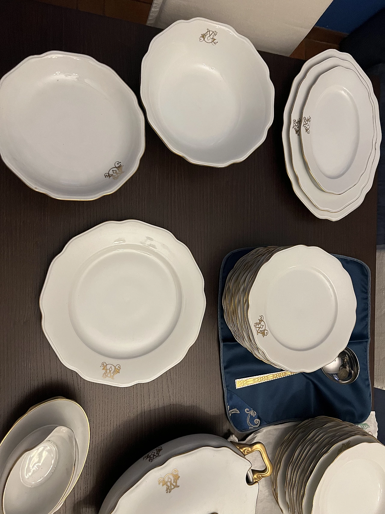 Servizio da tavola in porcellana con dettagli in oro 24 carati, inizio '900 5