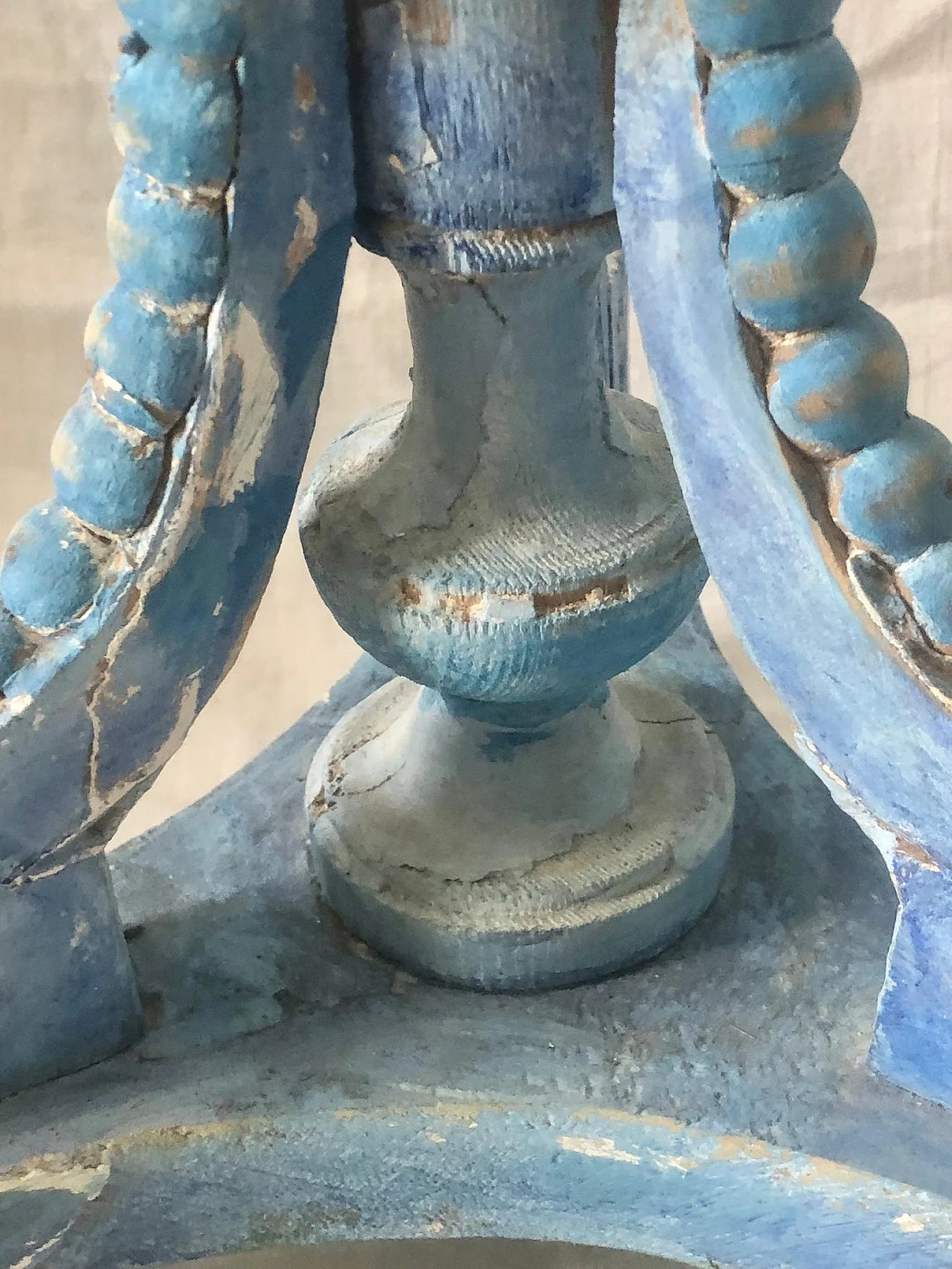Candeliere in legno blu intagliato e decapato, anni '20 1