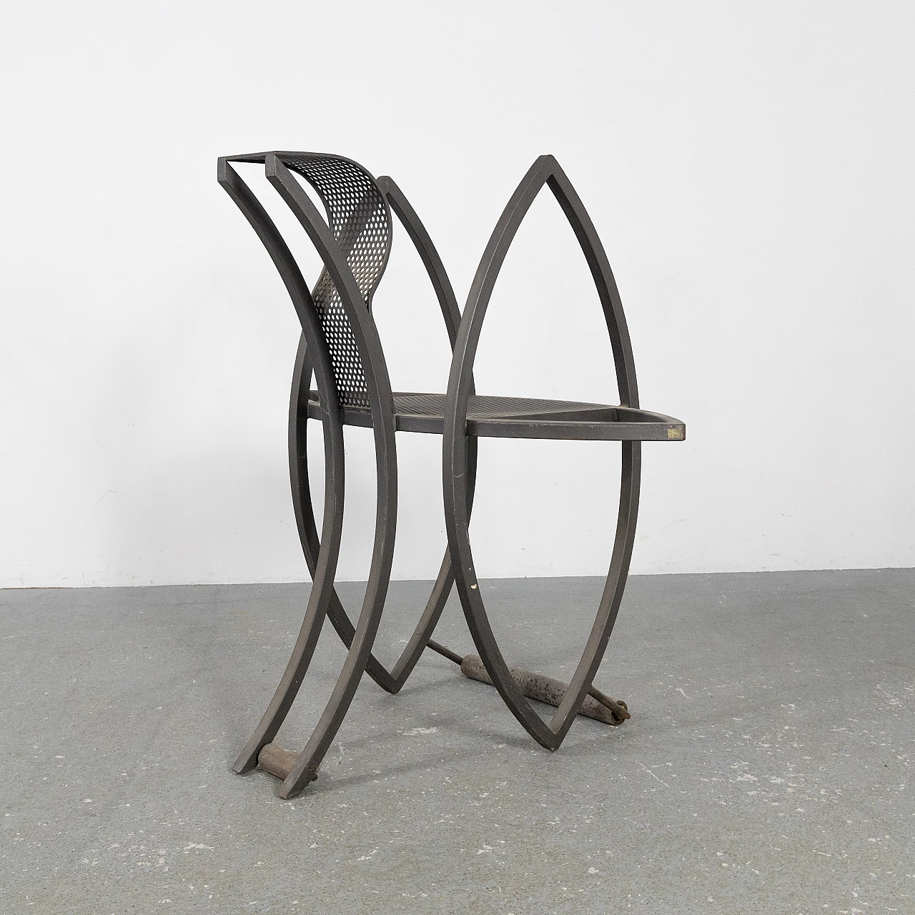 Sculptural chair in painted iron, 1970s 1