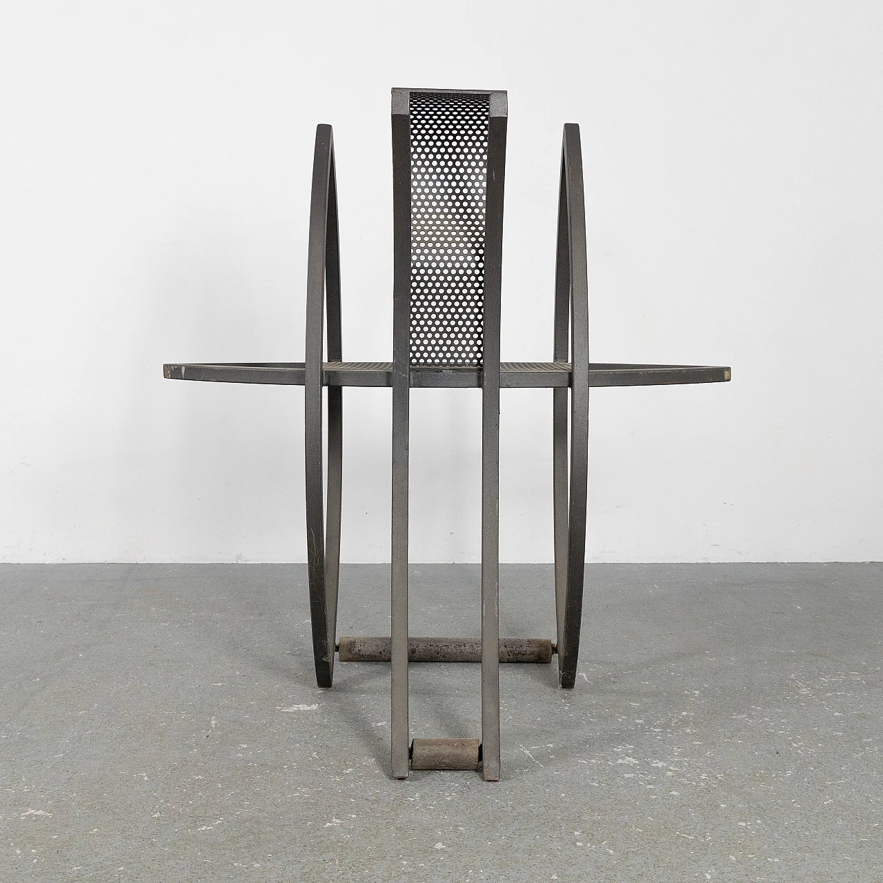 Sculptural chair in painted iron, 1970s 3