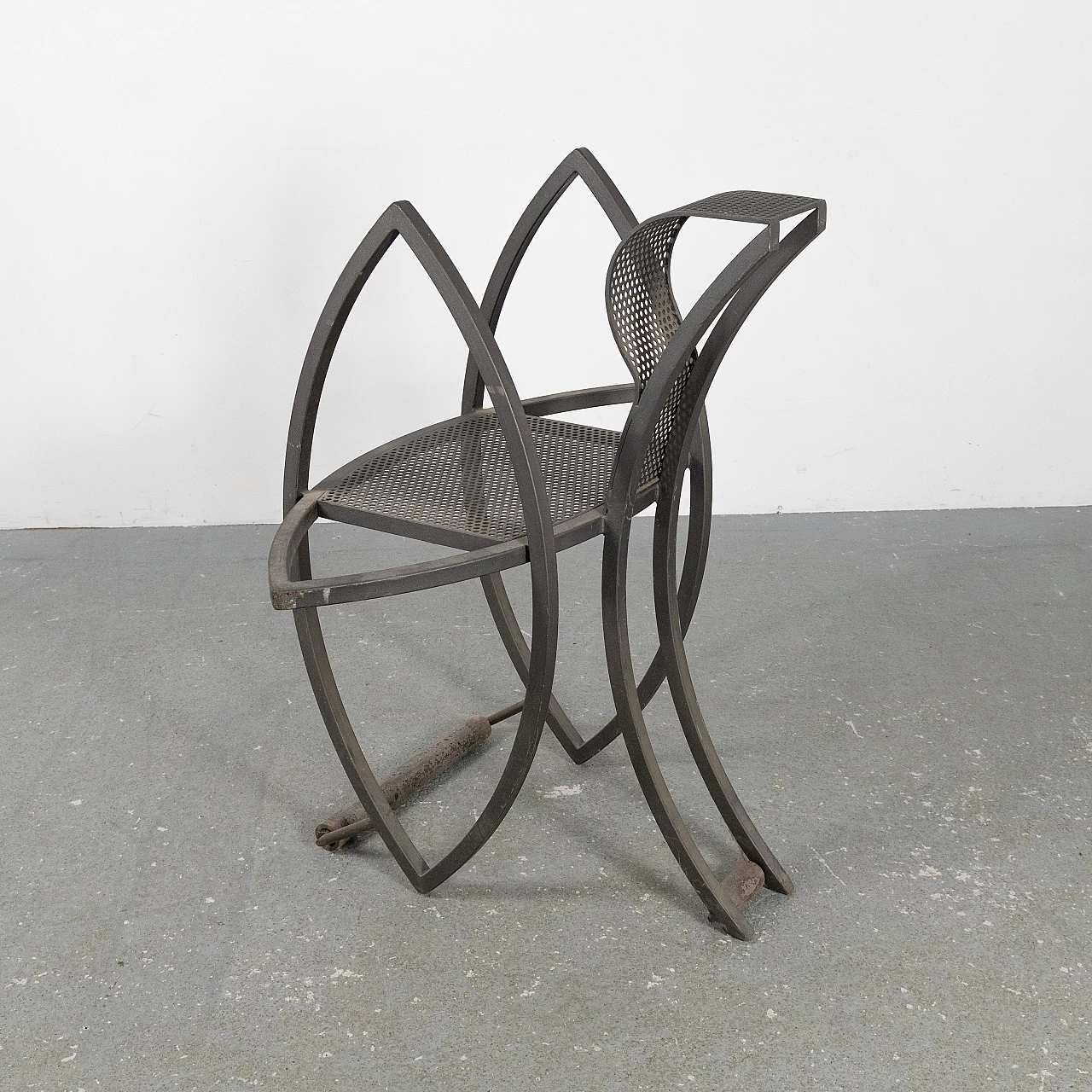Sculptural chair in painted iron, 1970s 4