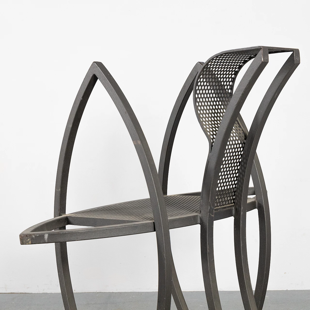 Sculptural chair in painted iron, 1970s 5