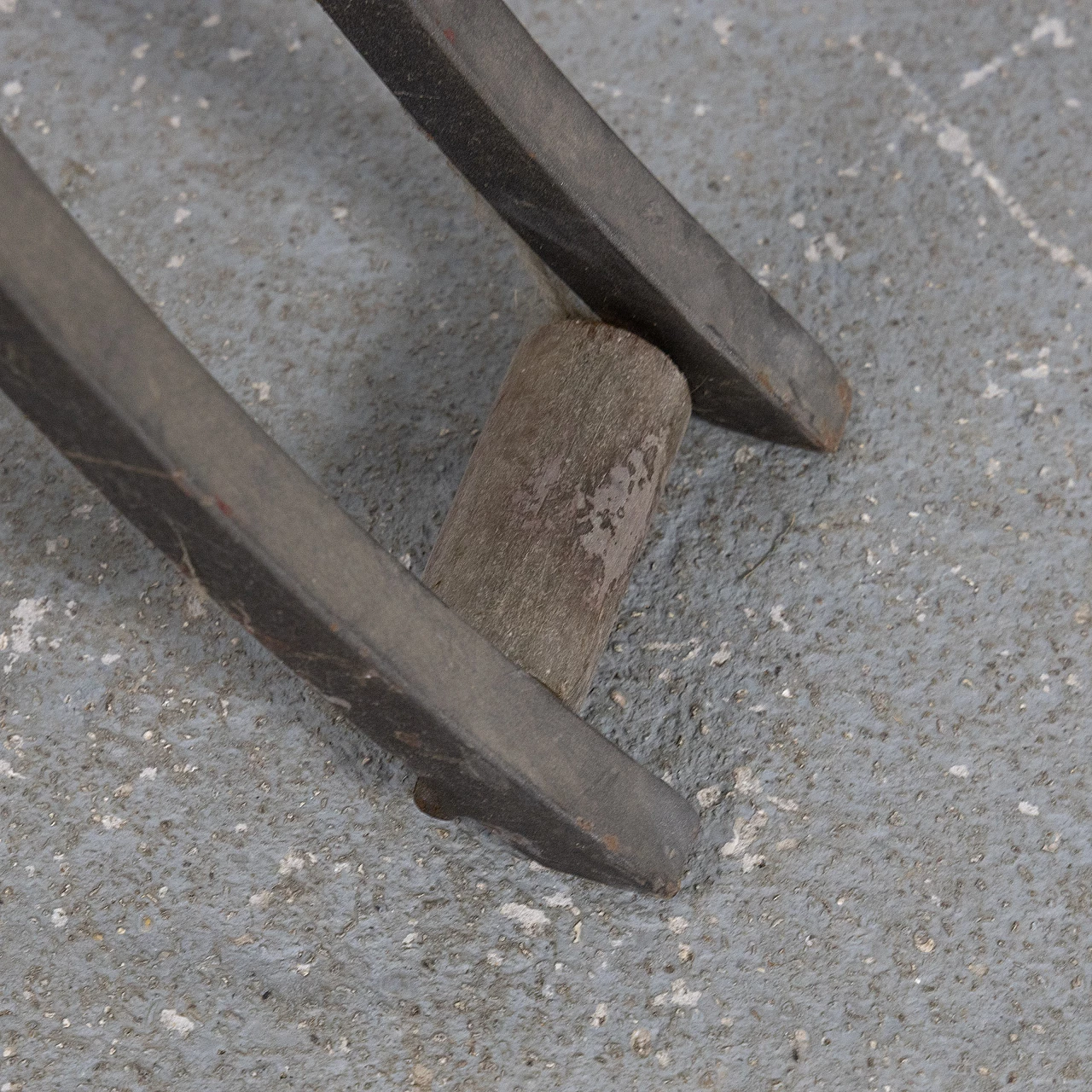 Sculptural chair in painted iron, 1970s 6