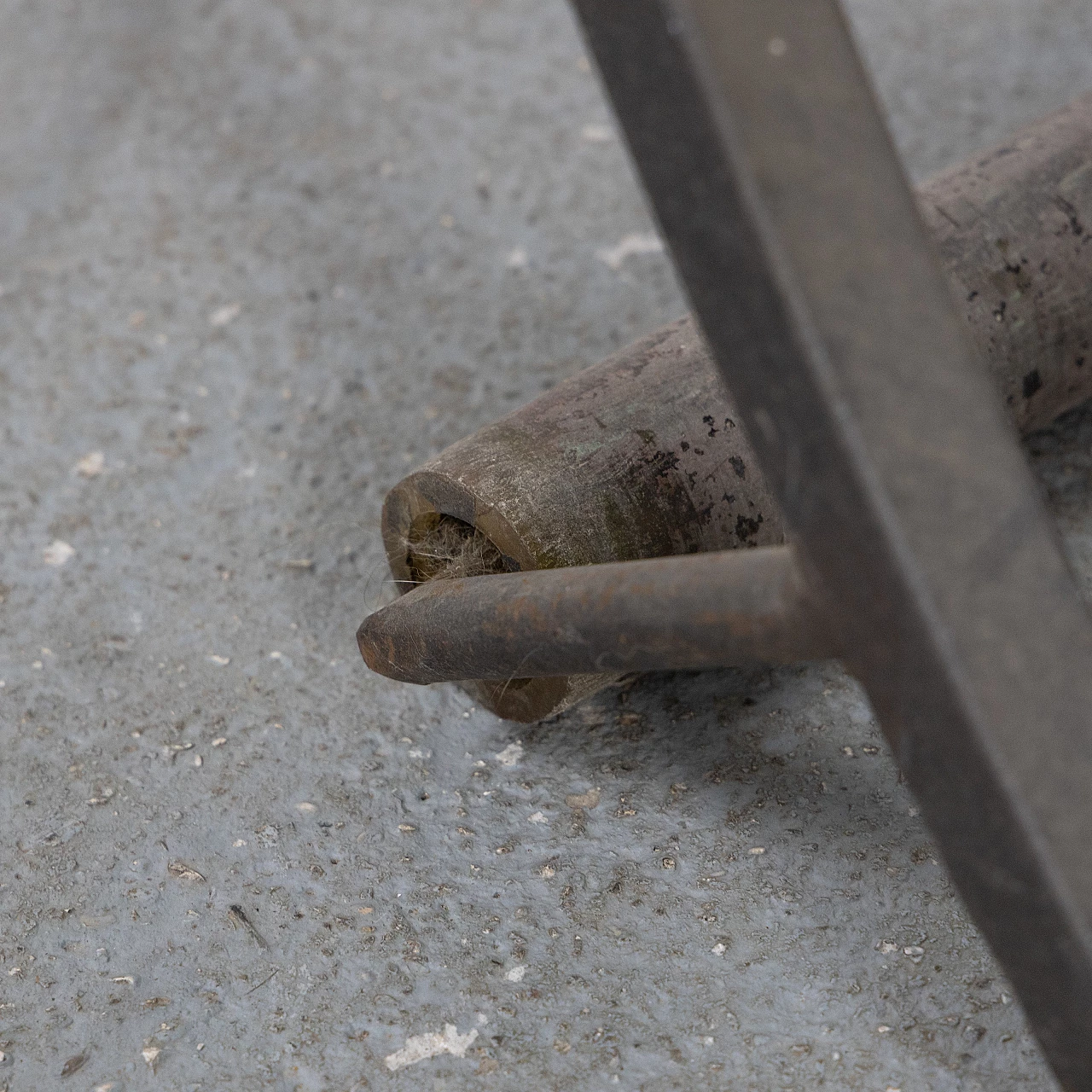 Sculptural chair in painted iron, 1970s 7