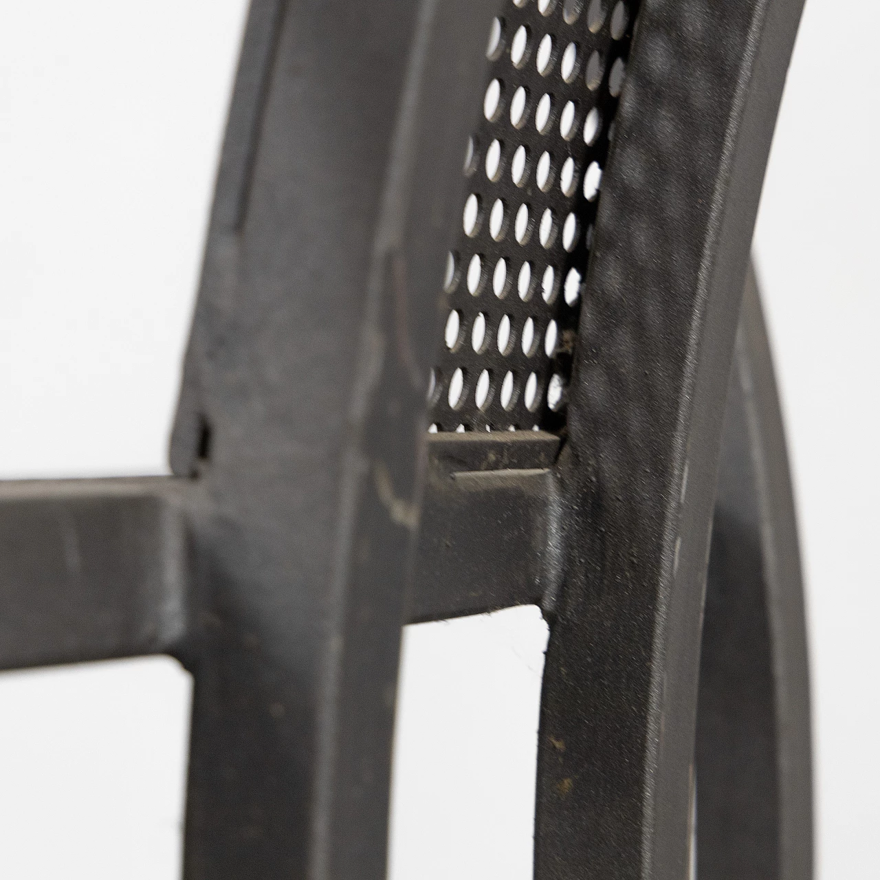 Sculptural chair in painted iron, 1970s 8