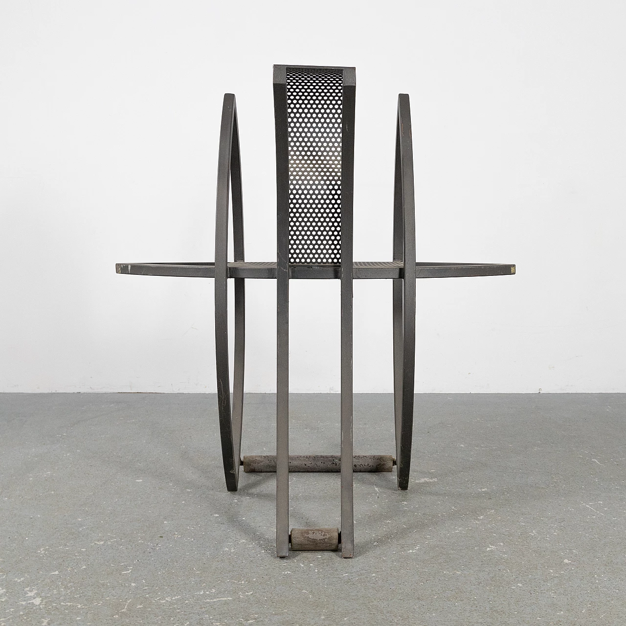 Sculptural chair in painted iron, 1970s 9