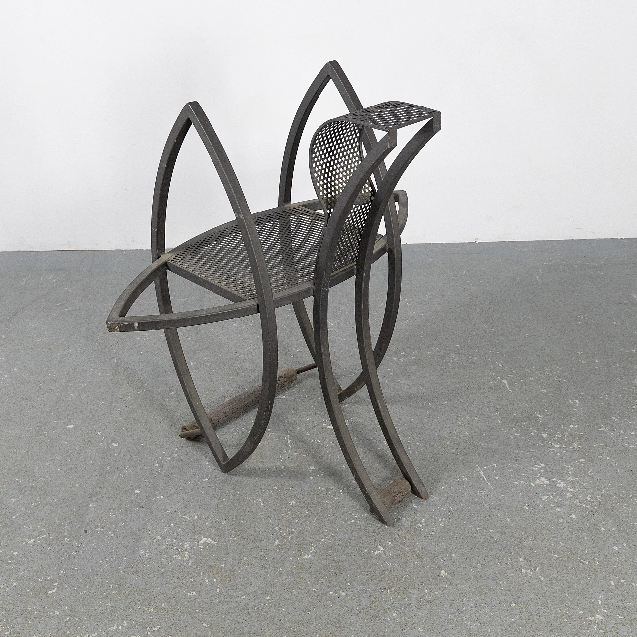 Sculptural chair in painted iron, 1970s 10