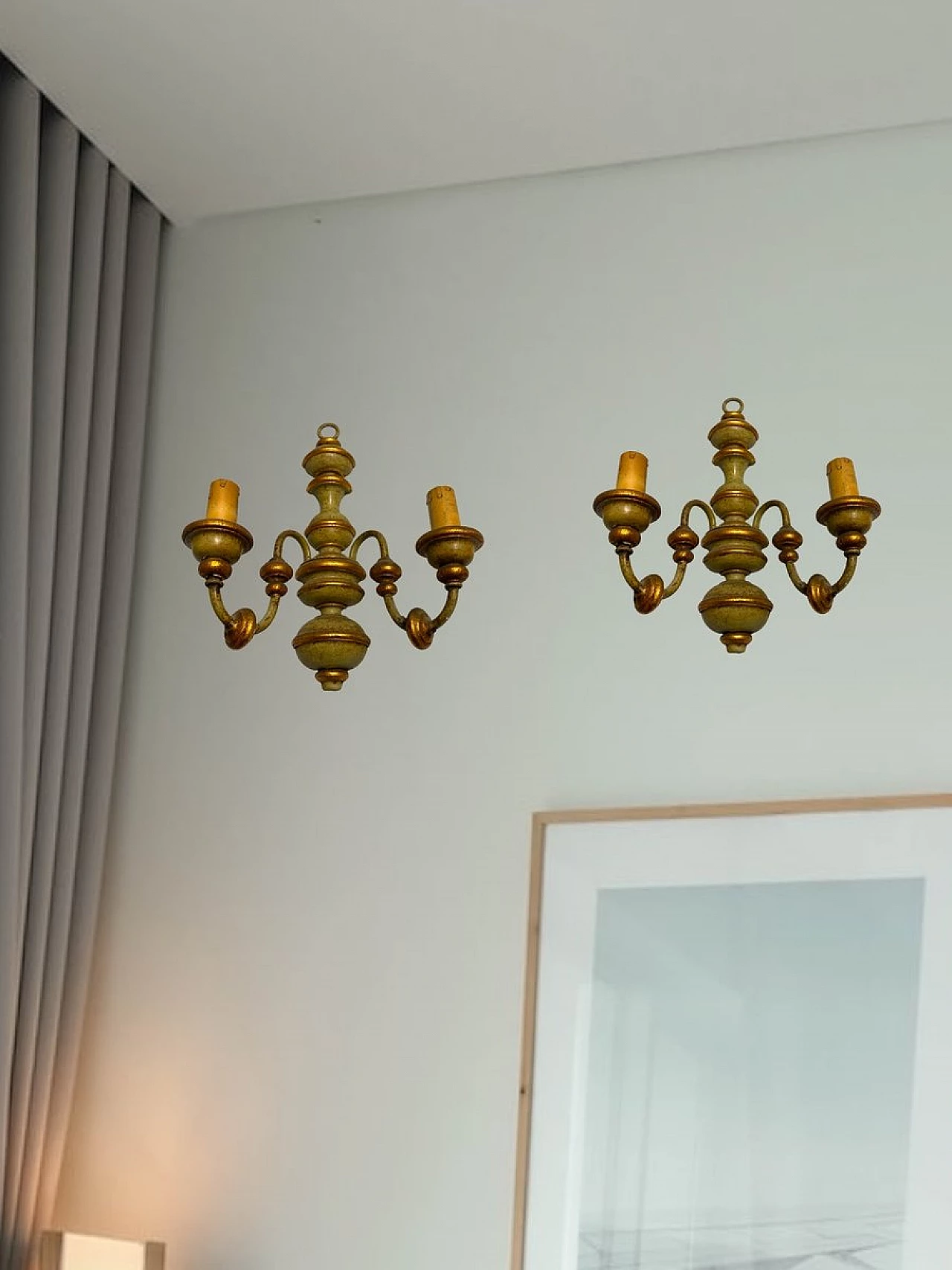 Coppia di applique a due luci in legno, anni '70 2