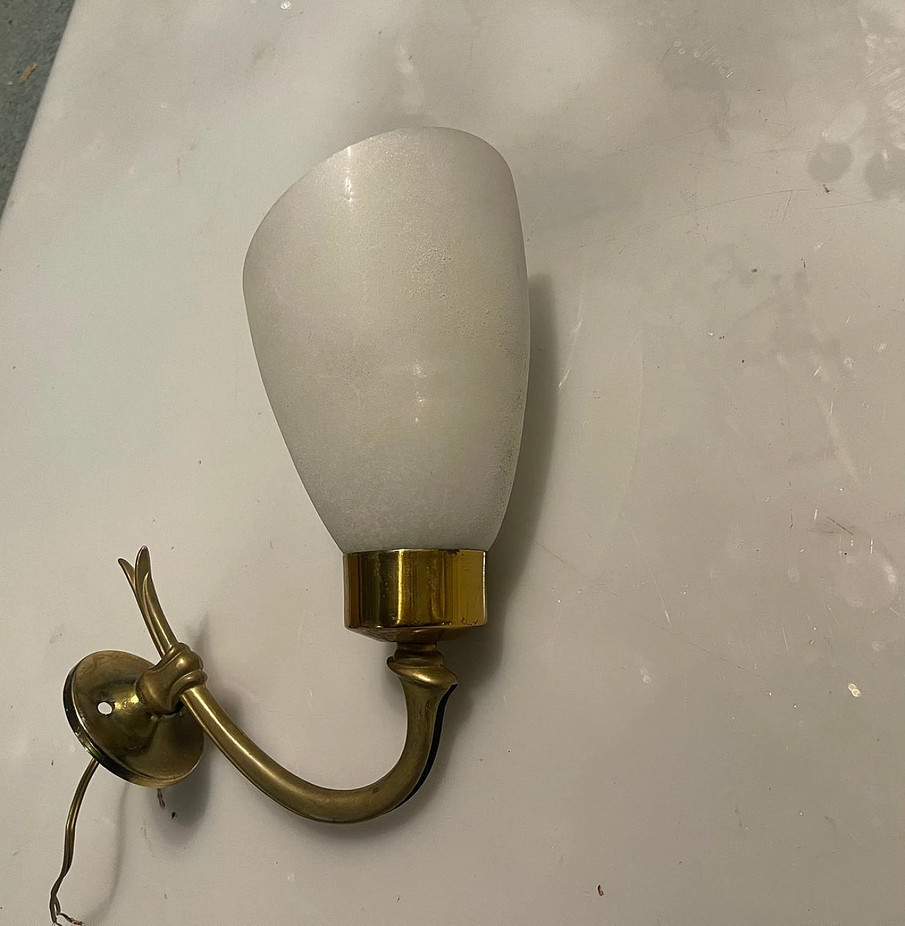 Coppia di applique in vetro opalino e ottone, anni '60 2