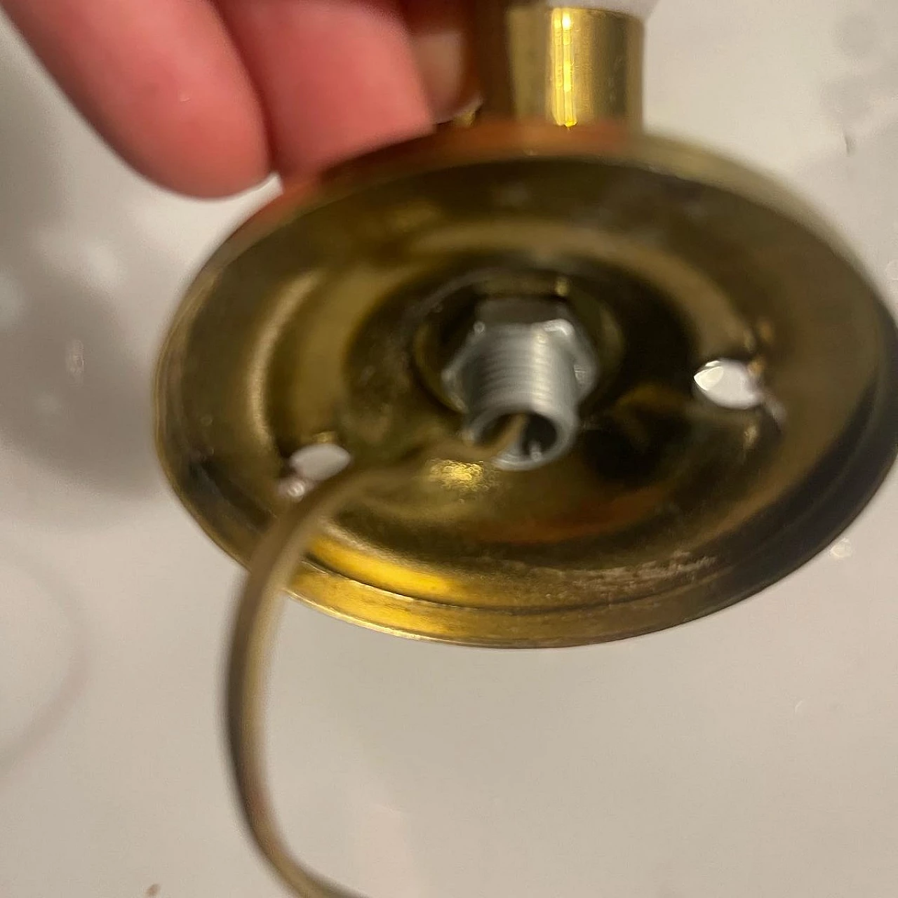 Coppia di applique in vetro opalino e ottone, anni '60 6