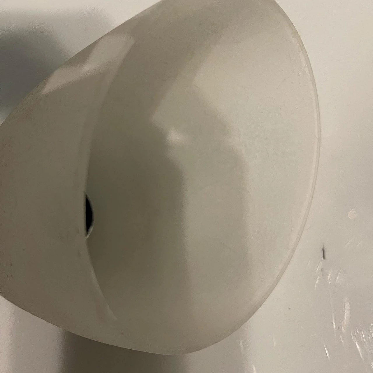 Coppia di applique in vetro opalino e ottone, anni '60 7