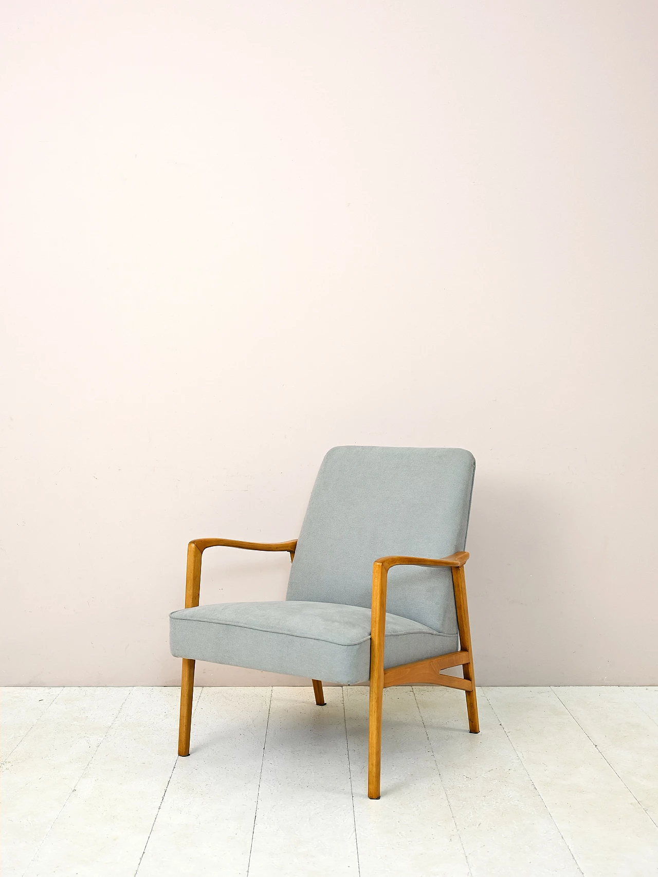 Poltrona scandinava con struttura in legno e rivestimento in tessuto azzurro, anni '60 1