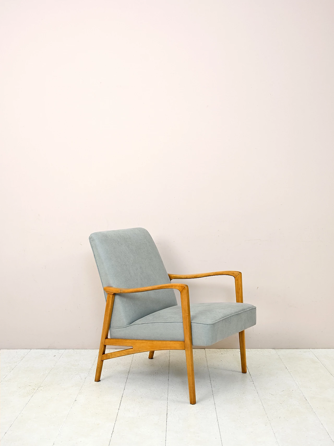 Poltrona scandinava con struttura in legno e rivestimento in tessuto azzurro, anni '60 2