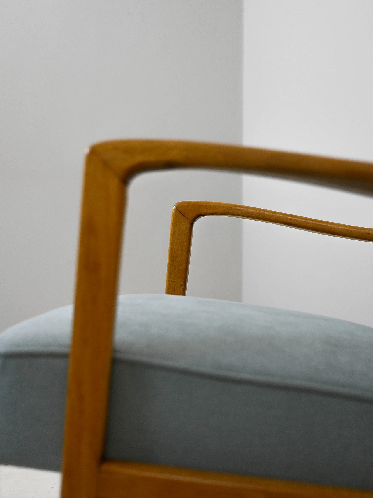 Poltrona scandinava con struttura in legno e rivestimento in tessuto azzurro, anni '60 5