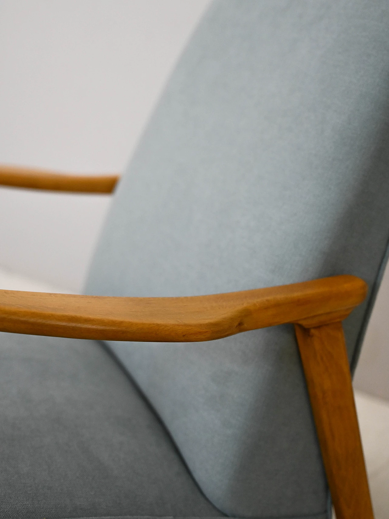 Poltrona scandinava con struttura in legno e rivestimento in tessuto azzurro, anni '60 6
