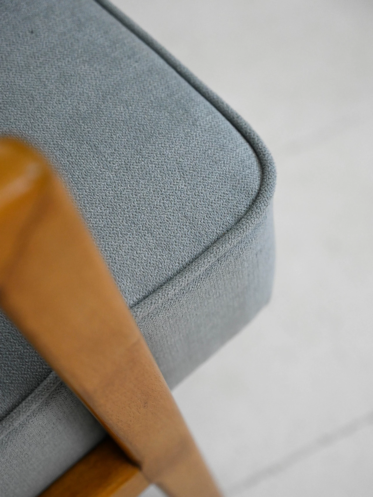 Poltrona scandinava con struttura in legno e rivestimento in tessuto azzurro, anni '60 10