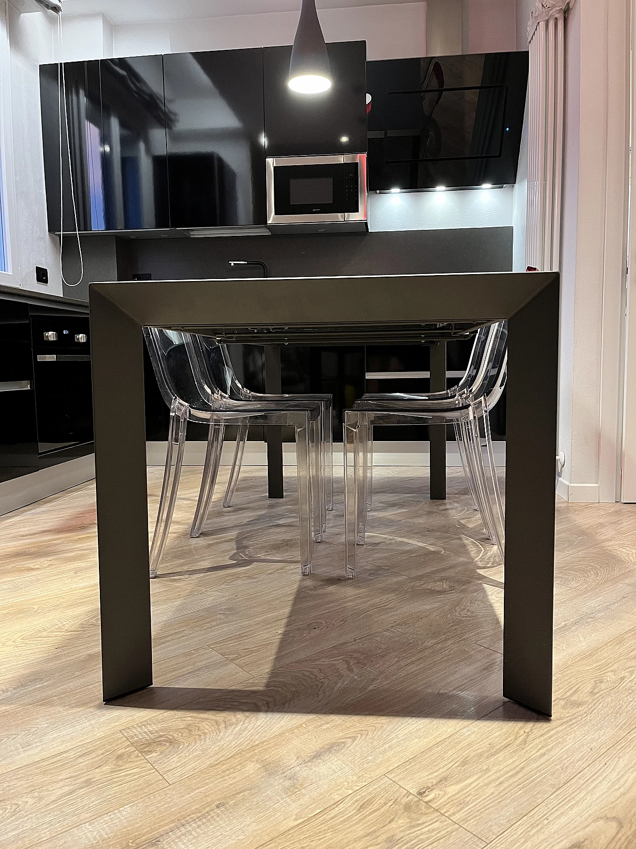 Phoenix extending table in tempered glass and steel, 2000s 4
