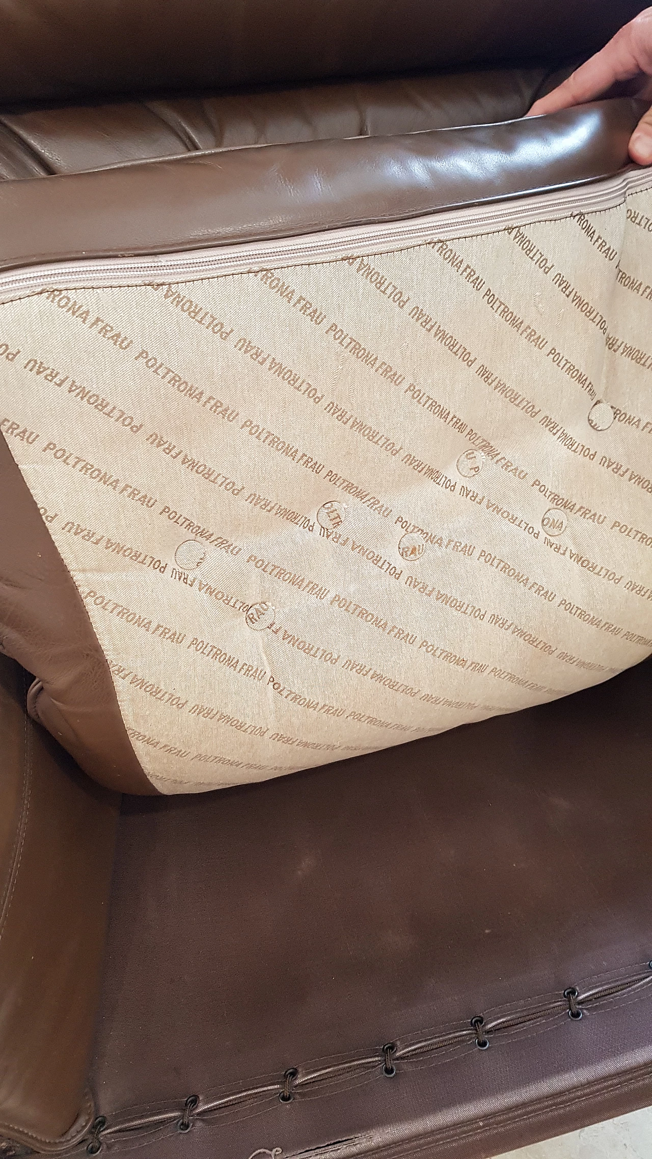 Coppia di poltrone Vikin in noce curvato e pelle per Poltrona Frau, anni '70 3