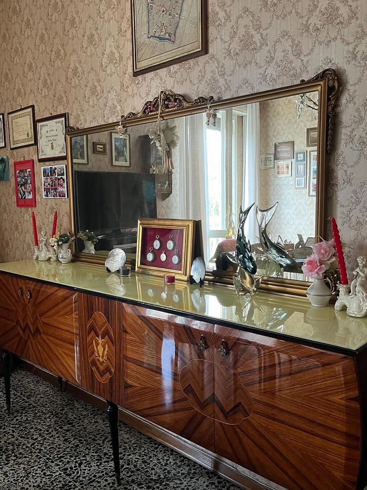 Credenza in legno con piano in vetro marmorizzato, anni '60 1