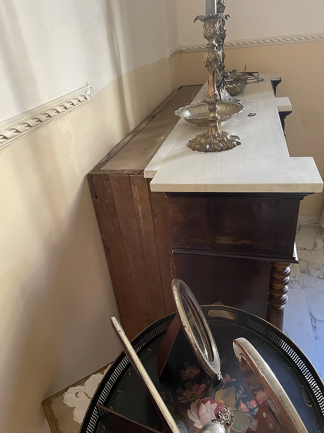 Carved wooden sideboard with recessed drawers, 19th century 9