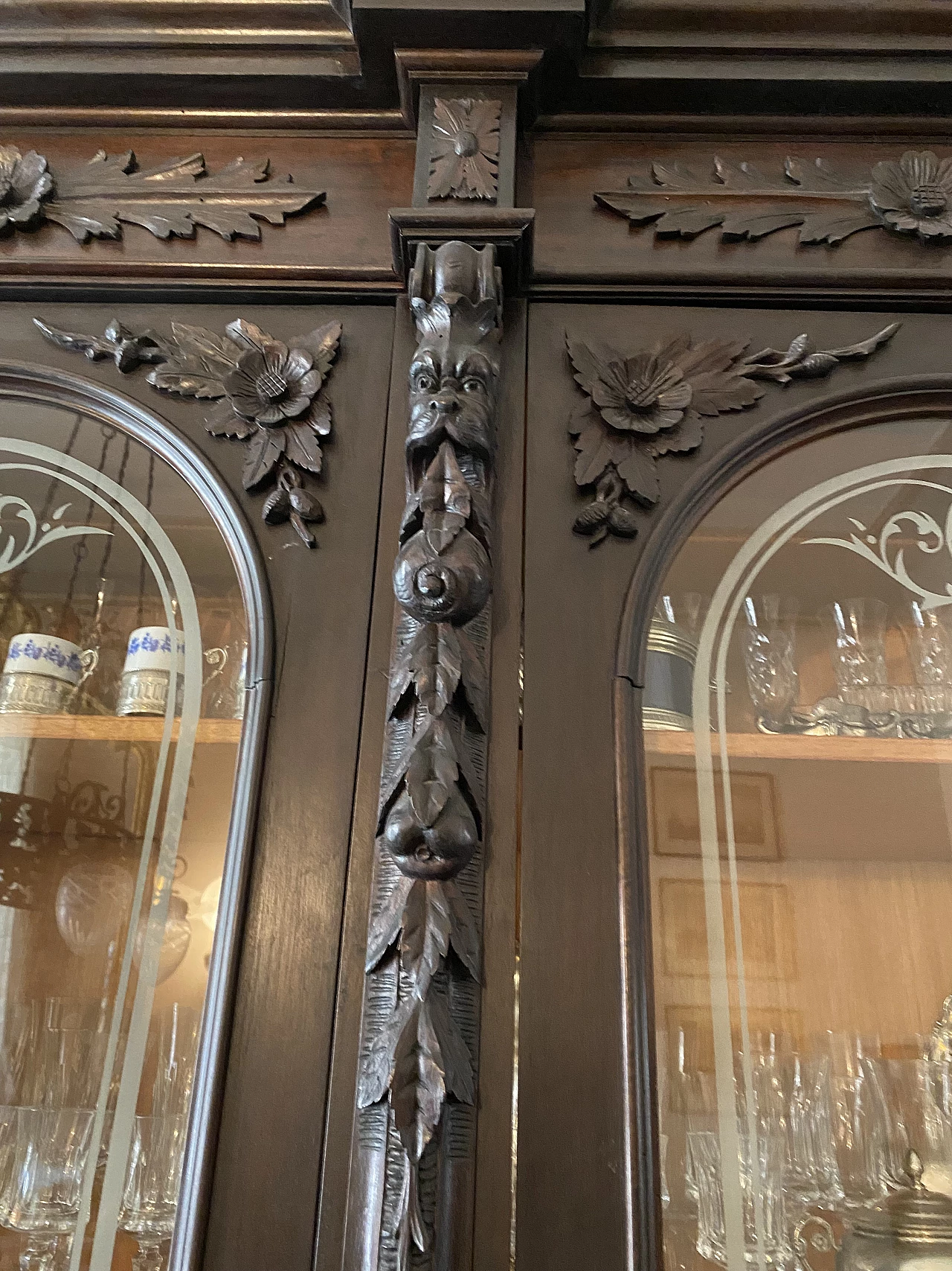 Carved wooden sideboard with display case, 19th century 16