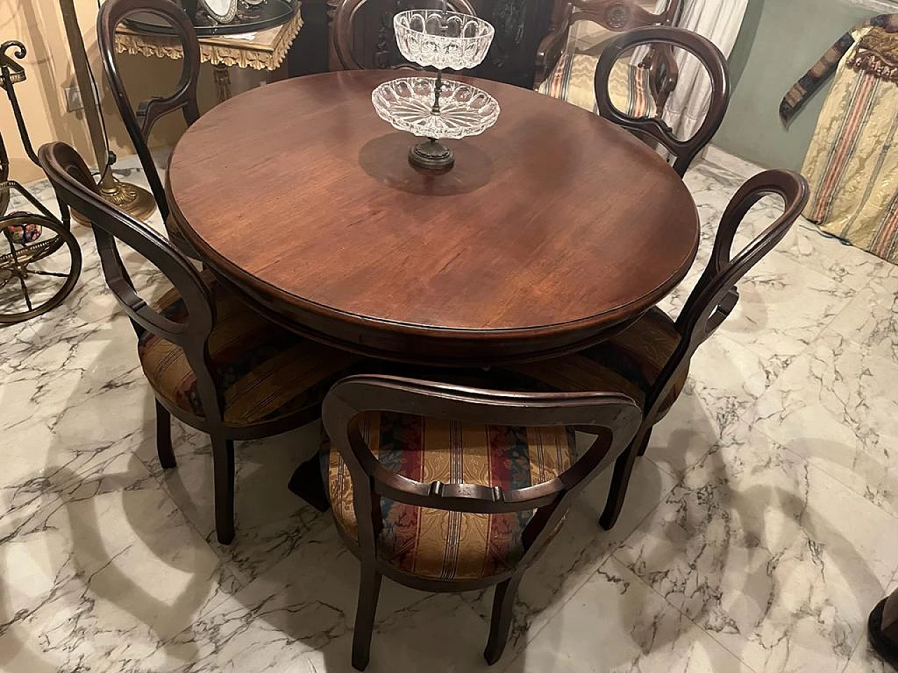 8 Chairs and round extendable table, 1920s 4