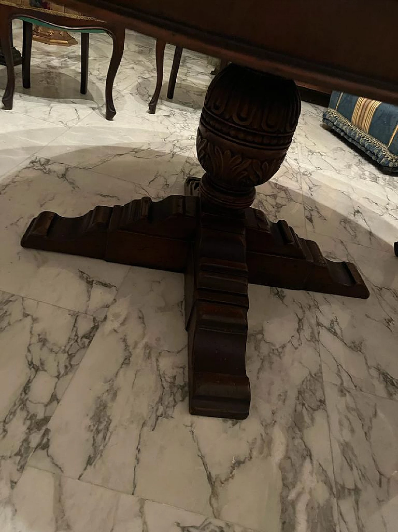 8 Chairs and round extendable table, 1920s 5