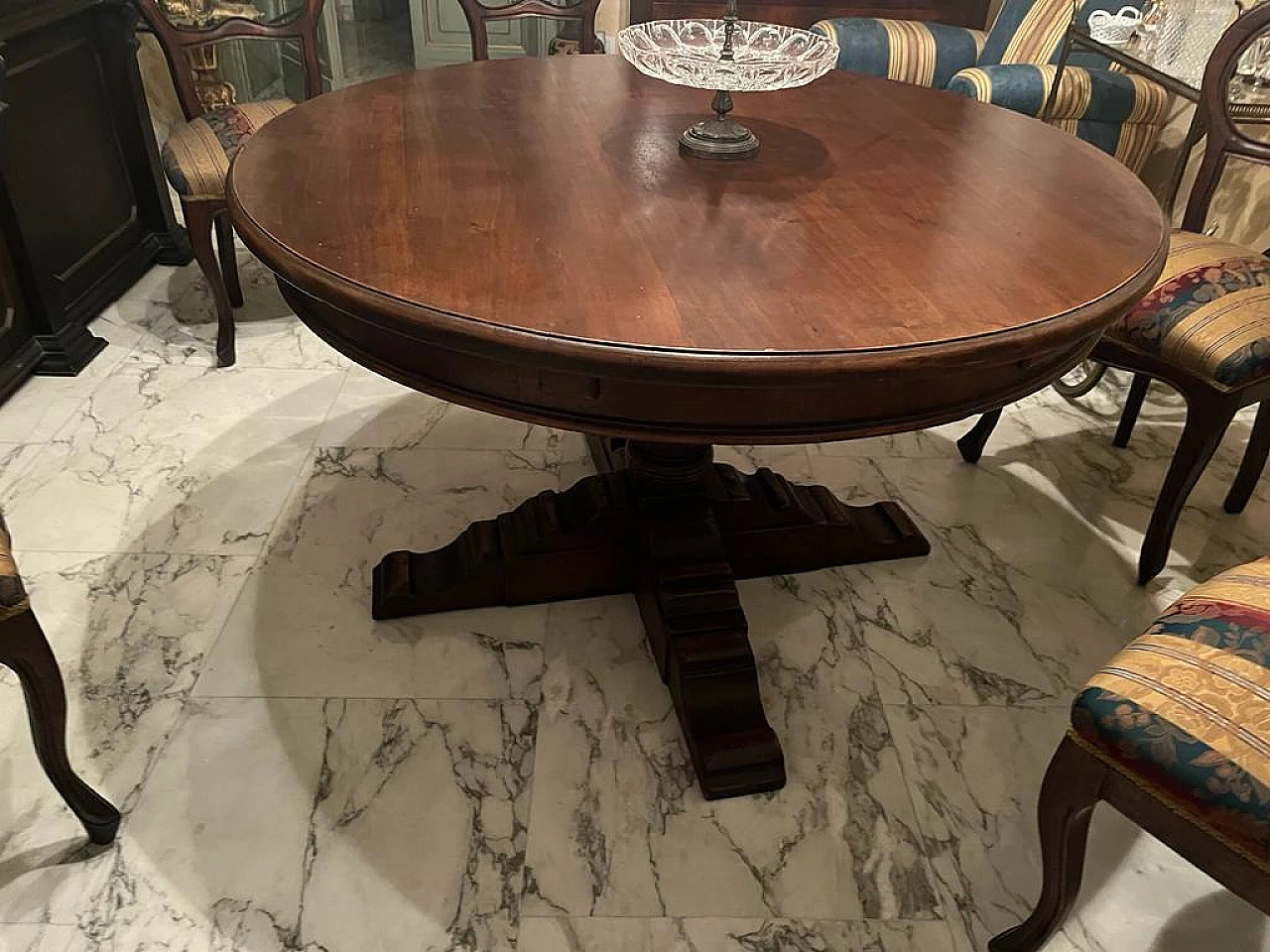 8 Chairs and round extendable table, 1920s 6