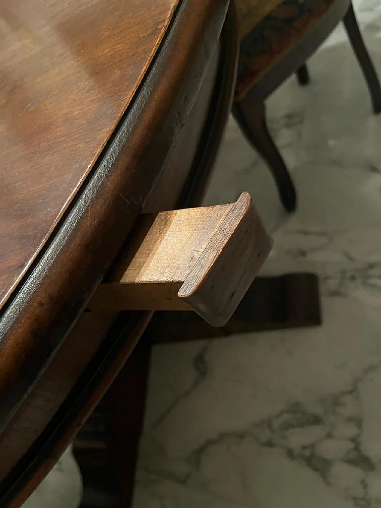 8 Chairs and round extendable table, 1920s 7