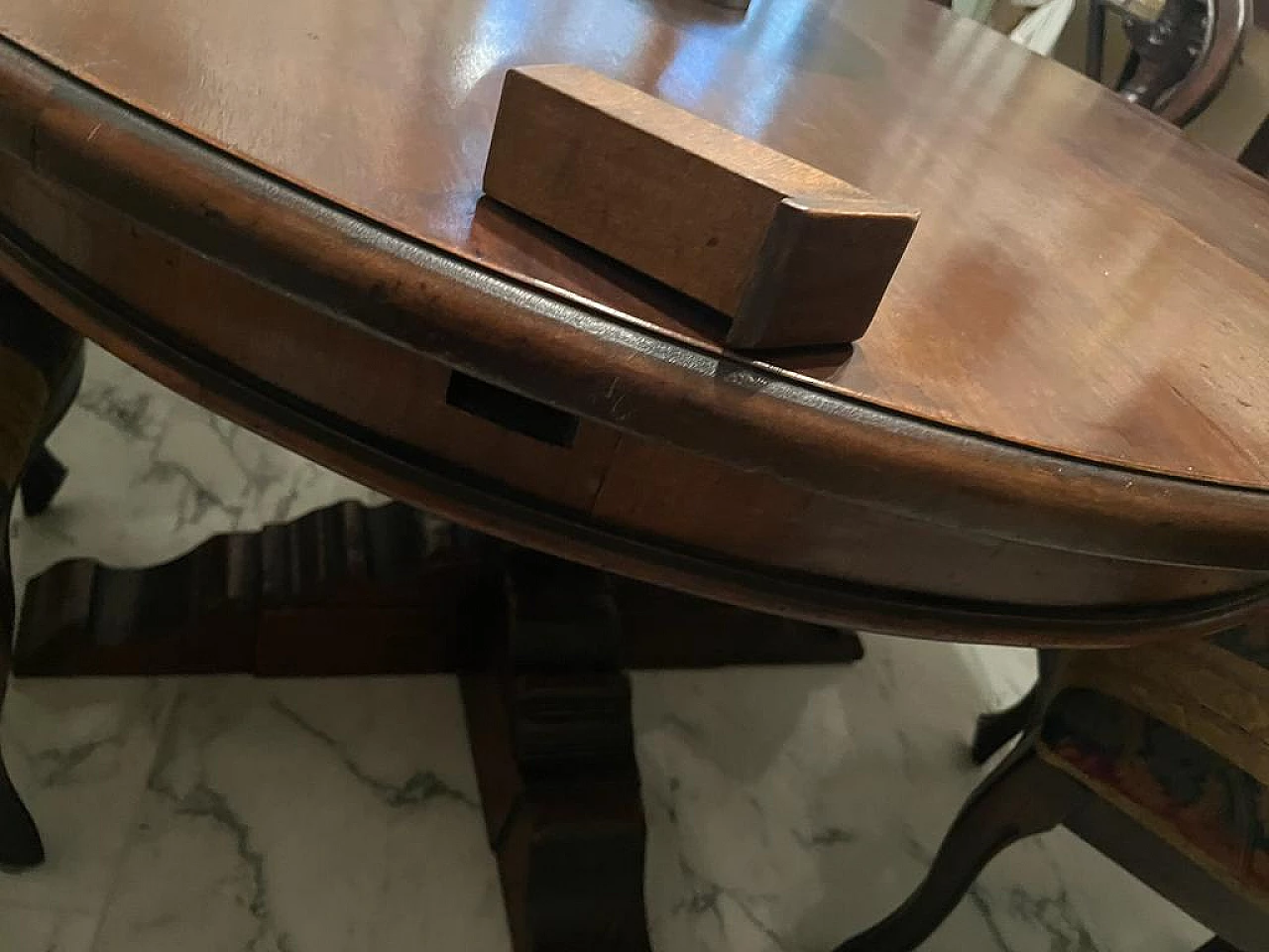 8 Chairs and round extendable table, 1920s 8