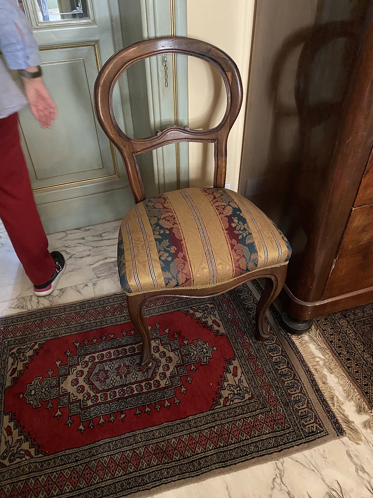 8 Chairs and round extendable table, 1920s 9