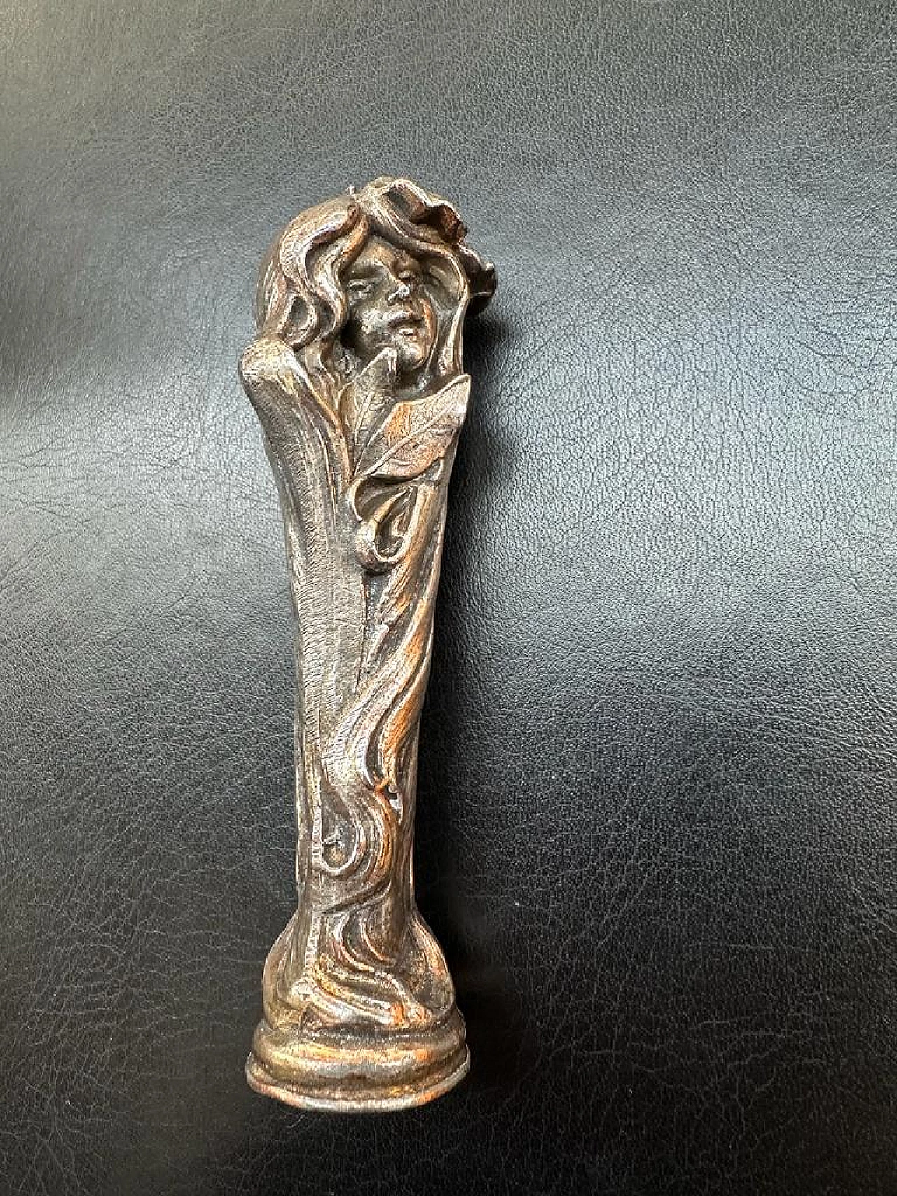 Timbro in bronzo Liberty con fanciulla e foglie, inizio '900 1