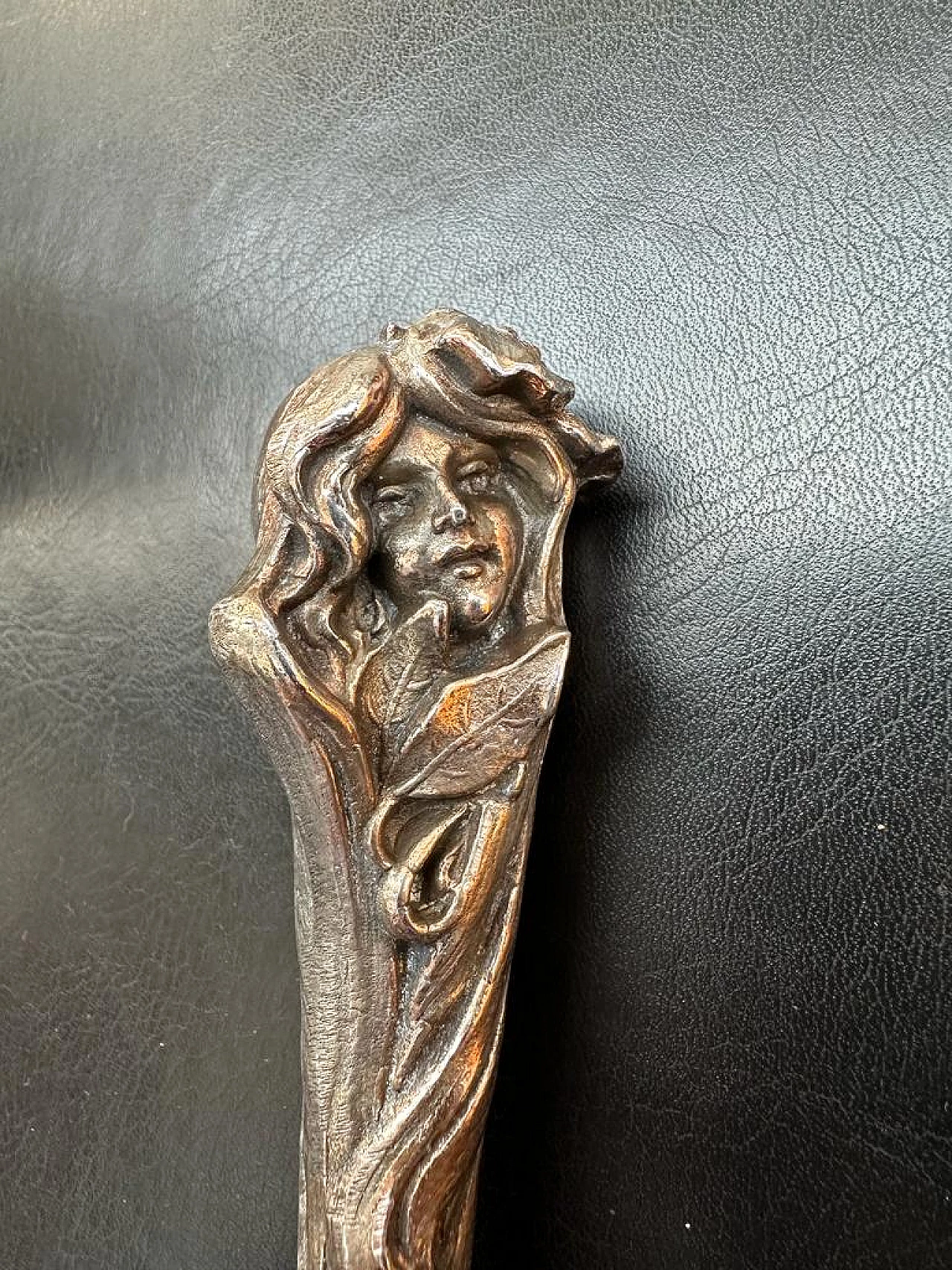 Timbro in bronzo Liberty con fanciulla e foglie, inizio '900 2