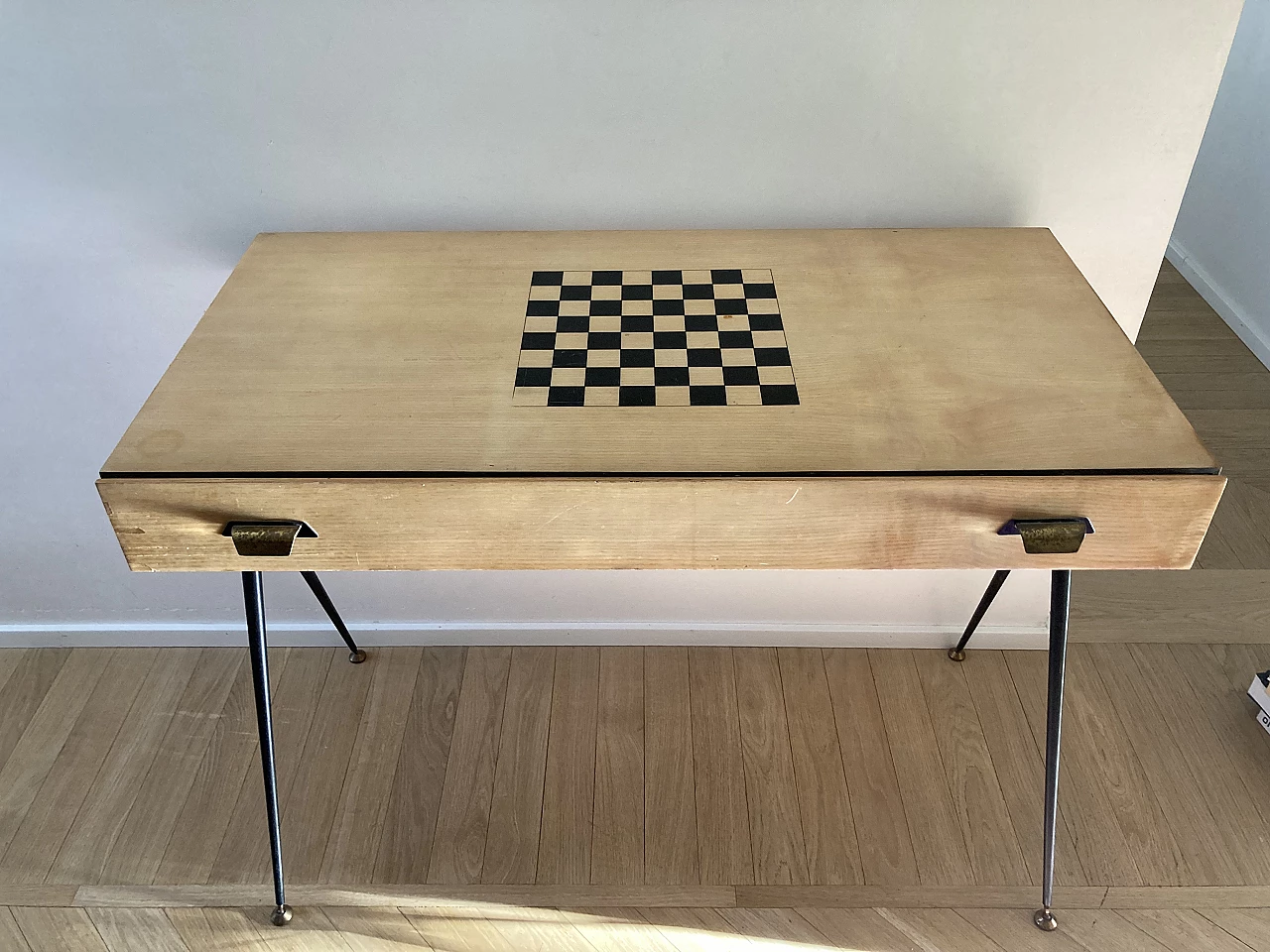 Scrivania da gioco in legno biondo con scacchiera, anni '60 6