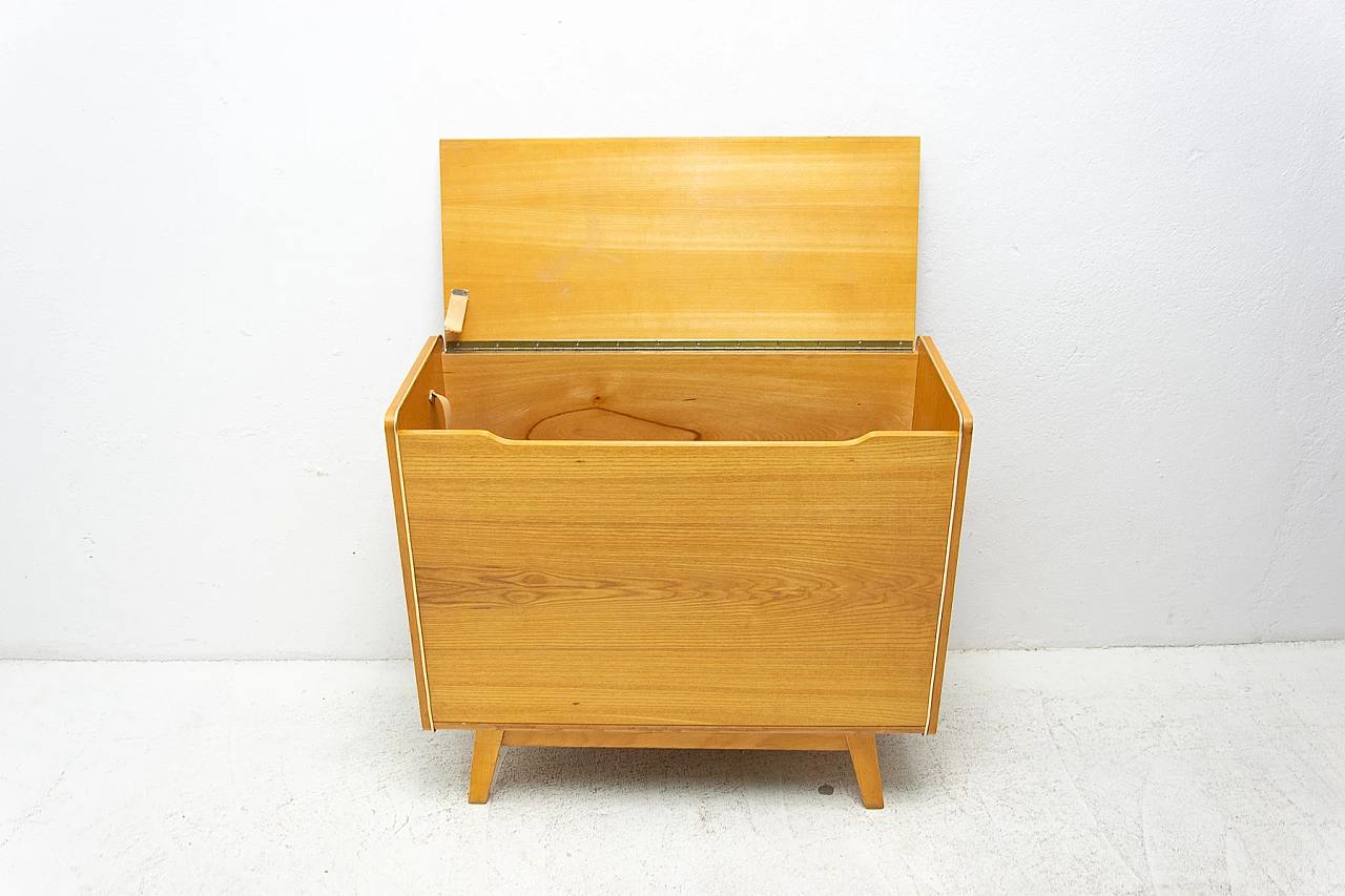 Mid-Century beechwood chest by Bohumil Landsman for Jitona, 1960s 7