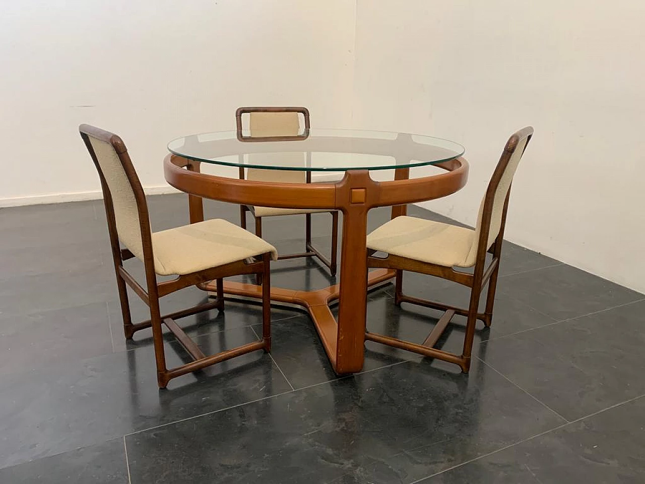 3 Sedie e tavolo rotondo in legno e vetro, anni '60 1