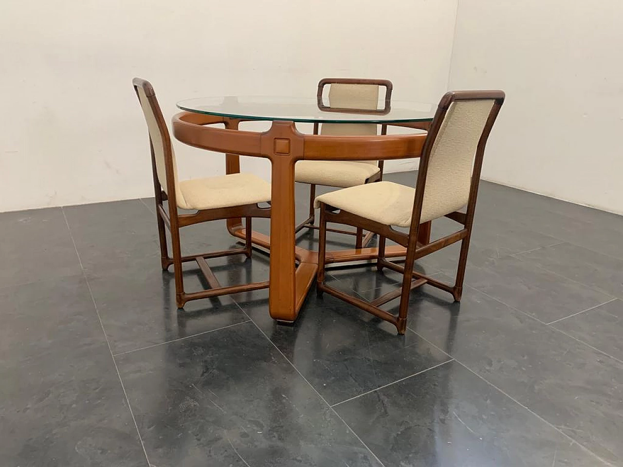 3 Sedie e tavolo rotondo in legno e vetro, anni '60 3