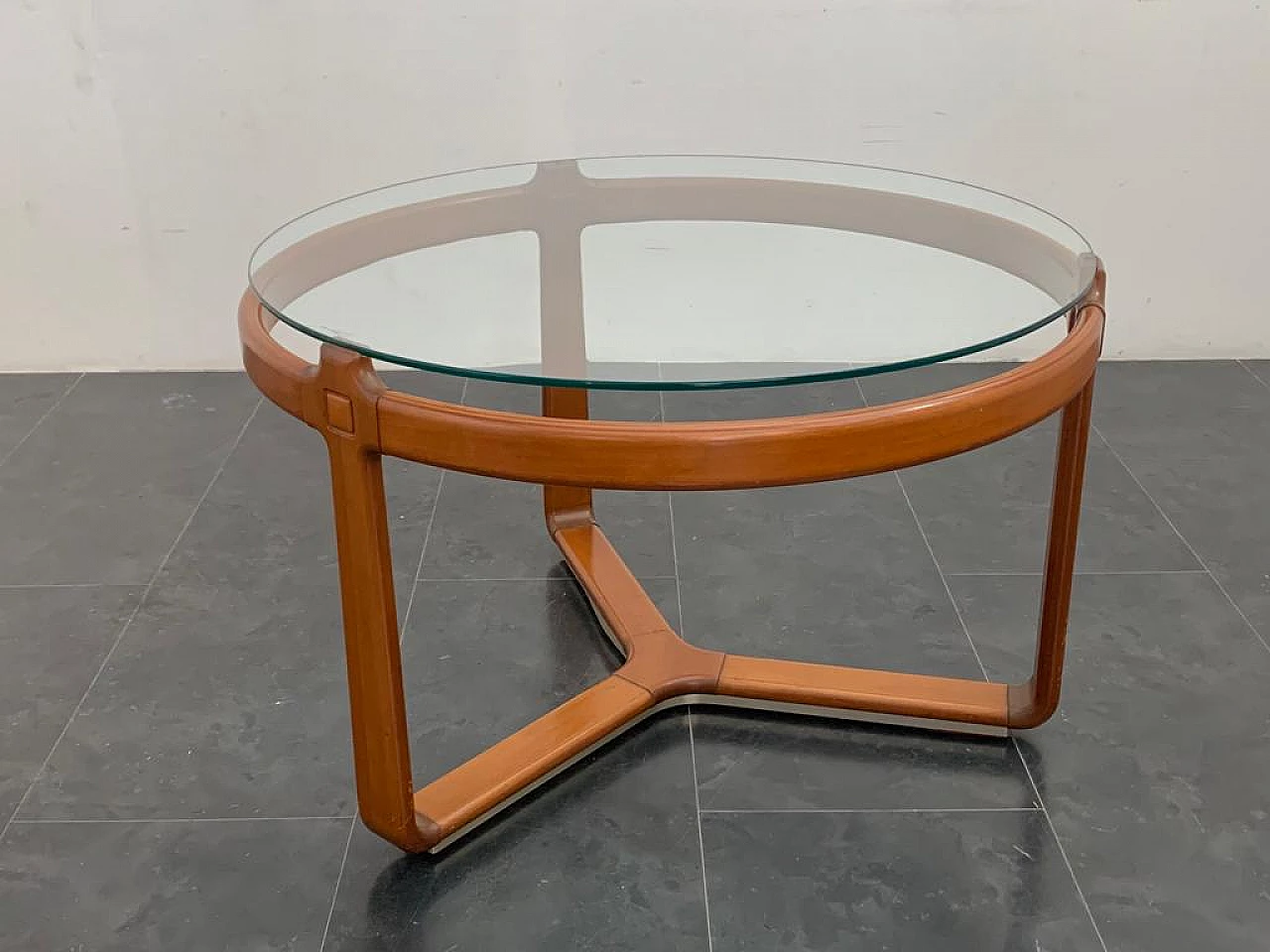3 Sedie e tavolo rotondo in legno e vetro, anni '60 5