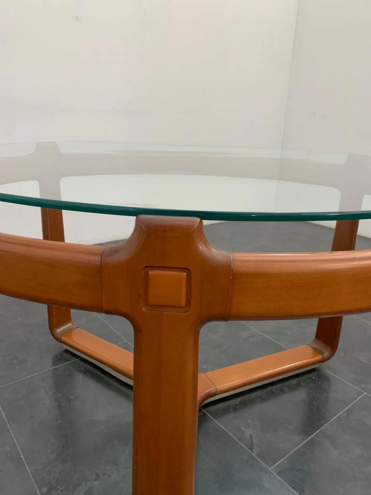 3 Sedie e tavolo rotondo in legno e vetro, anni '60 7