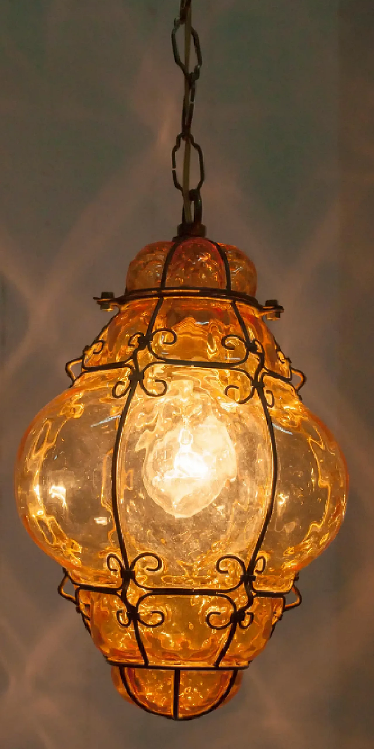 Lampada a sospensione in vetro ambrato soffiato di Murano di Archimede Seguso, anni '40 5