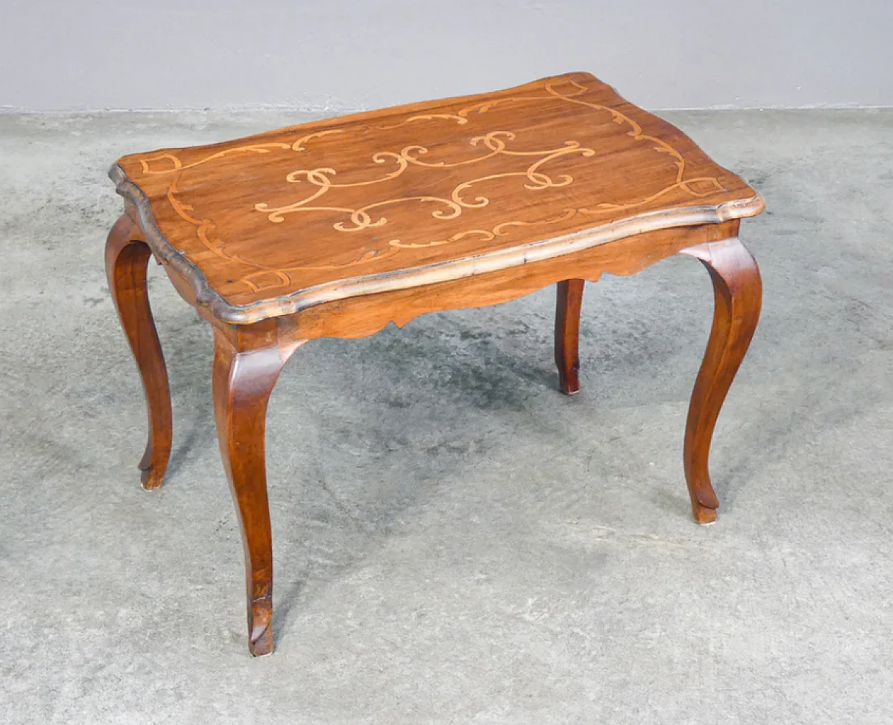 Tavolino piemontese in legno di noce intarsiato, '700 1