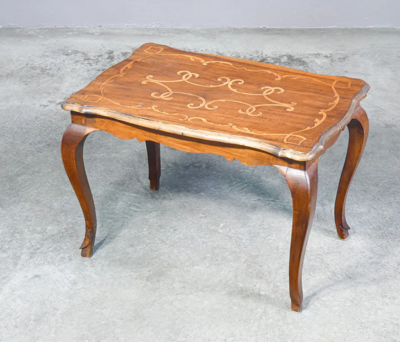 Tavolino piemontese in legno di noce intarsiato, '700 2