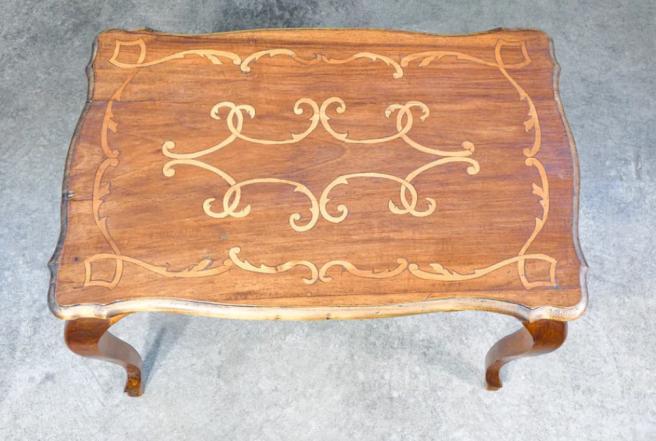 Tavolino piemontese in legno di noce intarsiato, '700 3